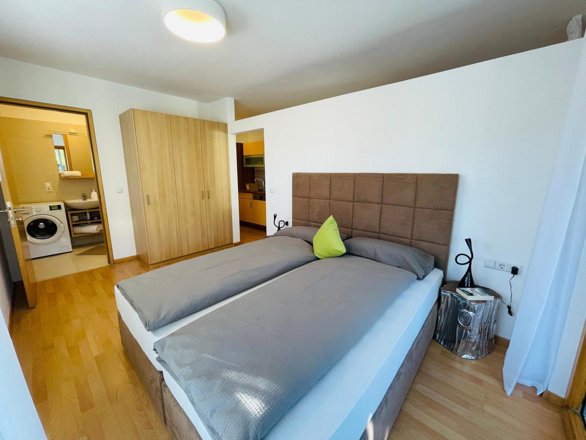 Ehrenburg Apartment *